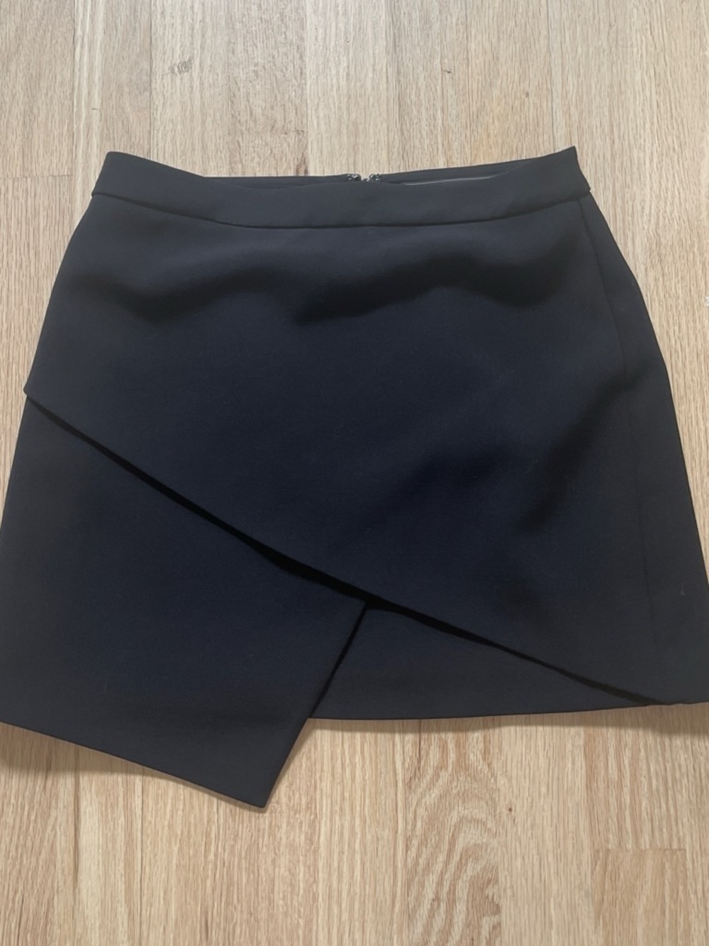 BCBGMAXAZRIA size 0 Black Asymmetrical Mini Skirt